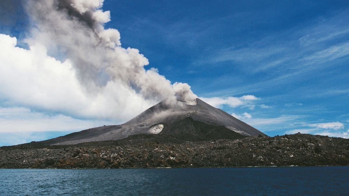 Abu Vulkanik Bukan Sekadar Debu, Ada Risiko yang Mengintai