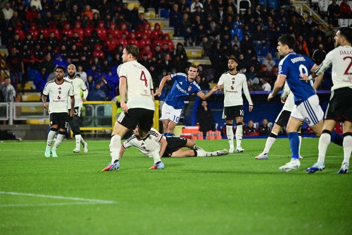 Manchester United Dihantam Como 4–1